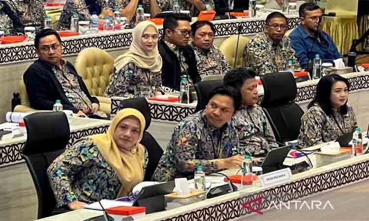 Direktur Jenderal Bina Marga Kementerian Pekerjaan Umum (PU) Roy Rizali Anwar (kedua kiri) dalam Rapat Kerja dengan Komisi V DPR RI, di Jakarta, Rabu (1/7/2026). ANTARA/Harianto