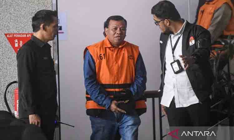 Bupati Kuantan Singingi Suhardiman Amby (tengah) berjalan usai menjalani pemeriksaan di Gedung Merah Putih KPK, Jakarta, Rabu (1/7/2026). Suhardiman Amby ditetapkan sebagai tersangka bersama Sekda Kuantan Singingi Zulkarnain terkait kasus dugaan suap jual beli jabatan sekretaris daerah, dengan barang bukti satu unit mobil yang diduga digunakan sebagai instrumen suap. ANTARA FOTO/Muhammad Adimaja/YU