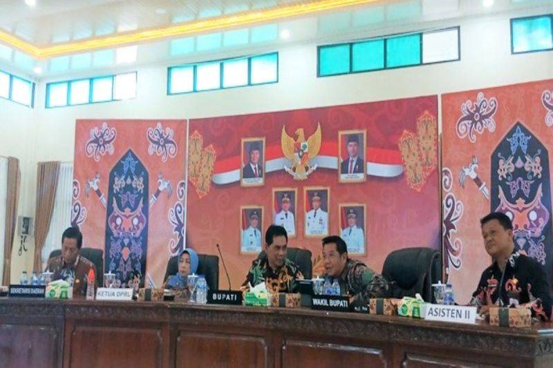 Bupati Barito Utara Shalahuddin (tengah) dan Wakil Bupati Felix Sonadie Y Tingan (kedua dari kanan) menghadiri acara Konsultasi Publik Pengadaan Tanah untuk Pelebaran Jalan Dalam Kota Muara Teweh, Kamis (2/7/2026). ANTARA/Dokumentasi Pribadi