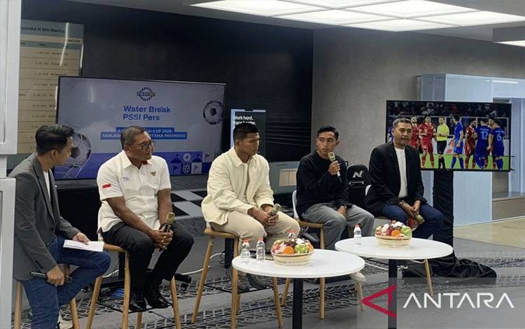 Pemain timnas Indonesia yang memperkuat Persija Jakarta Rayhan Hannan berbicara di acara "Water Break" yang digelar PSSI Pers di Jakarta Selatan, Jumat (3/7/2026) (ANTARA/Zaro Ezza Syachniar)