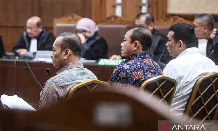 Mantan pejabat Ditjen Bea dan Cukai Sisprian Subiaksono (tengah), Rizal Fadillah (kiri) dan Orlando Hamonangan (kanan) mengikuti sidang dengan agenda pembacaan dakwaan di Pengadilan Tipikor, Jakarta, Jumat (3/7/2026). Ketiga mantan pejabat Bea Cukai Sisprian Subiaksono, Rizal Fadillah dan Orlando Hamonangan didakwa terima gratifikasi dan suap senilai Rp63,5 M dari PT Blueray Cargo (Group). ANTARA FOTO/Muhammad Adimaja/agr