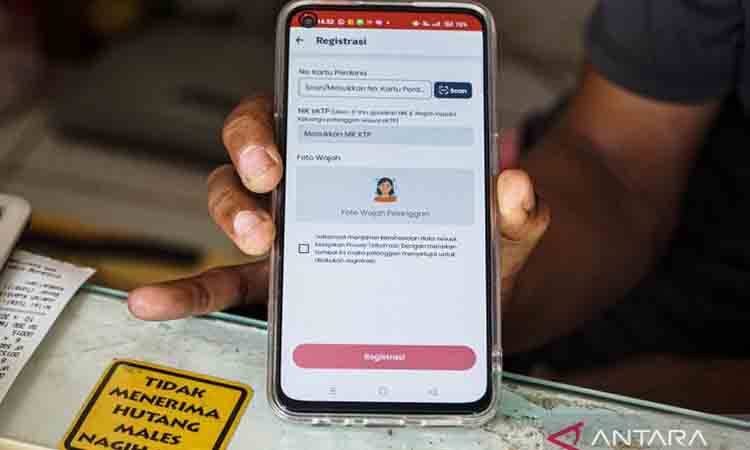 Arsip Foto - Penyedia layanan menunjukkan tampilan aplikasi registrasi kartu SIM baru dengan fitur verifikasi berbasis data biometrik wajah pada telepon seluler di sebuah gerai penjualan kartu perdana di Mampang Prapatan, Jakarta, Kamis (2/7/2026). (ANTARA FOTO/Salma Talita)