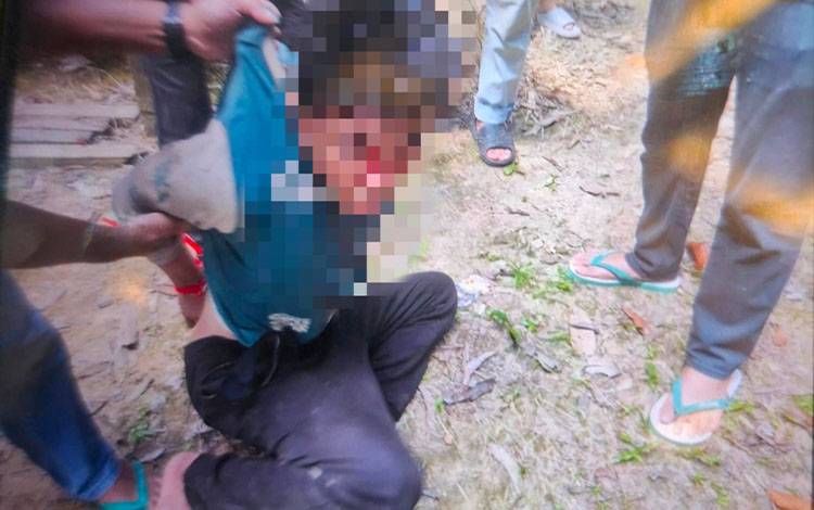 DPO Narkotika Tumbang Kalemei R saat diamankan tim gabungan (Foto : IST)