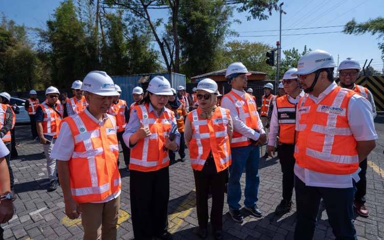 Asisten Deputi Pengembangan BUMN Bidang Infrastruktur dan Logistik Kementerian Koordinator Bidang Perekonomian Yuli Sri Wilanti mengunjungi Container Yard (CY) Terminal Petikemas Surabaya, Jatim, Kamis (2/7/2026). ANTARA/HO-PT TPS