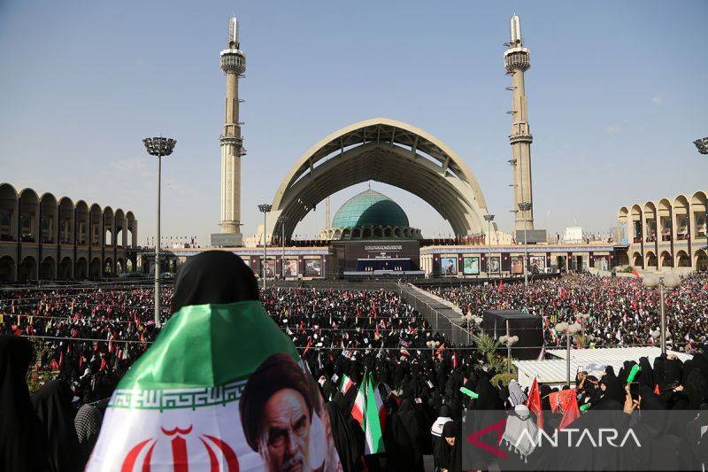 Ribuan pelayat menghadiri upacara pemakaman mantan Pemimpin Tertinggi Iran Ali Khamenei di Masjid Imam Khomeini Mosalla di Teheran, Iran, pada 4 Juli 2026. Khamenei meninggal dunia dalam serangan gabungan AS-Israel terhadap Iran pada 28 Februari. Bendera Iran terlihat selama upacara tersebut. ANTARA/Fatemeh Bahrami - Anadolu Agency /pri. (ANTARA/Fatemeh Bahrami - Anadolu Agency/pri.)