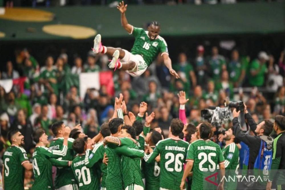 Sejumlah pesepakbola Timnas Meksiko berselebrasi dengan melempar rekan mereka Julian Quinones ke atas usai membobol gawang Timnas Ekuador dalam pertandingan 32 besar Piala Dunia 2026 di Stadion Azteca, Mexico City, Meksiko, Selasa (30/6/2026) waktu setempat. Timnas Meksiko menang dengan skor 2-0 atas Ekuador dan memastikan langkah ke babak 16 besar. ANTARA FOTO/Aditya Pradana Putra/tom.