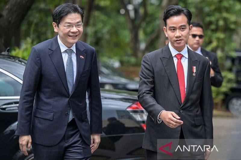 Arsip foto - Wakil Presiden Gibran Rakabuming Raka (kanan) bersama Perdana Menteri Singapura Lawrence Wong berjalan dalam pertemuan di Plataran Hutan Kota, Senayan, Jakarta, Rabu (6/11/2024). ANTARA FOTO/Fauzan/foc/aa.