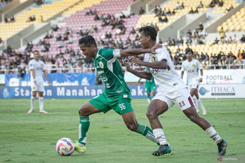 Arsip foto - Pesepak bola Persik Kediri Moch. Supriadi (kanan) pada pertandingan BRI Liga I 2024/2025 di Stadion Manahan, Solo, Jawa Tengah, Senin (19/8/2024). Persik Kediri menang atas PSS Sleman dengan skor 2-0. ANTARA FOTO/Mohammad Ayudha/YU