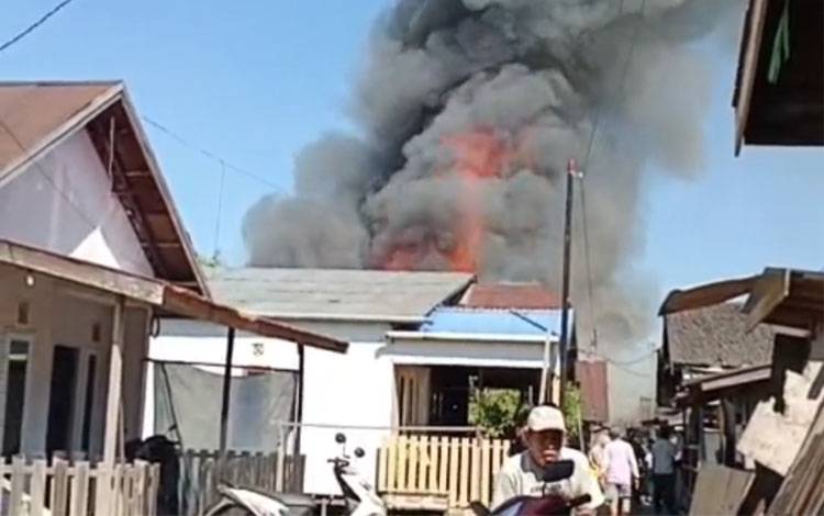 Situasi saat terjadinya kebakaran di Gang Karya RT 04, Kelurahan Alalak Tengah, Kecamatan Banjarmasin Utara, Senin, 6 Juli 2026. (FOTO: Rescue Bjm)