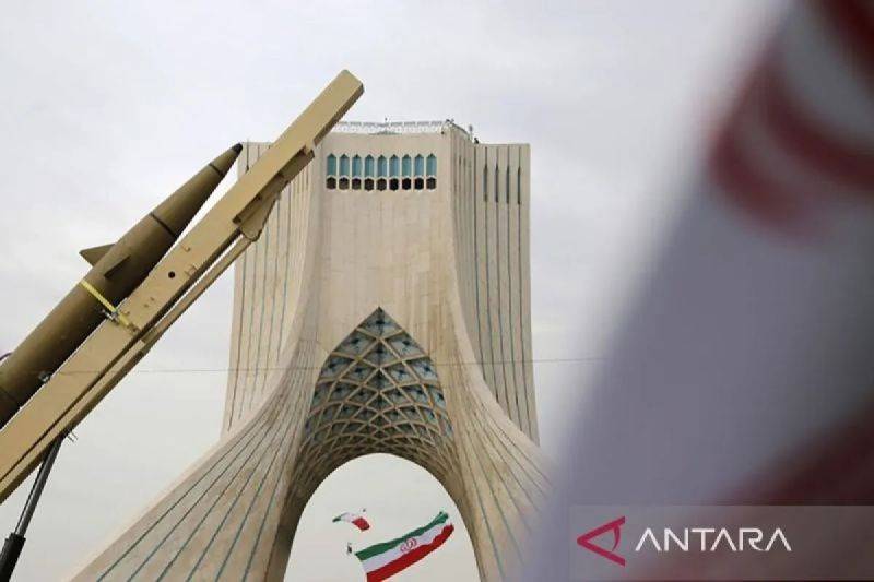 Arsip foto - Rudal-rudal yang diproduksi oleh angkatan bersenjata Iran untuk industri pertahanan dipamerkan, sementara pertunjukan paramotor yang menampilkan bendera Iran berlangsung, selama perayaan peringatan ke-47 revolusi 1979 yang dipimpin oleh Ayatollah Ruhollah Khomeini, ketika ratusan warga berkumpul di Lapangan Azadi Teheran, Iran, pada 11 Februari 2026. (ANTARA/Fatemeh Bahrami/Anadolu/pri.)