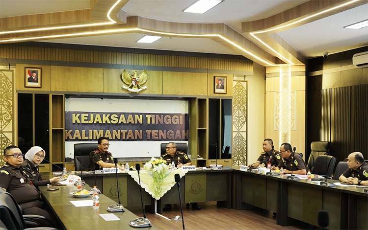 Kajati Kalteng Nurcahyo Jungkung Madyo didampingi Aspidum Kosasih saat mengikuti ekpose restorative justice bersama JAMPIDUM secara virtual (Foto : IST)