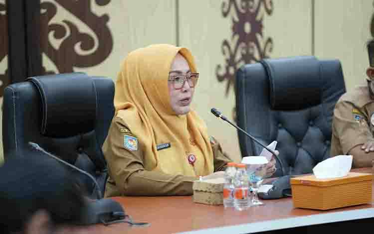 Kepala Dinas Kominfosantik Prov. Kalteng Adiah Chandra Sari sampaikan sambutan. (FOTO:GIO)