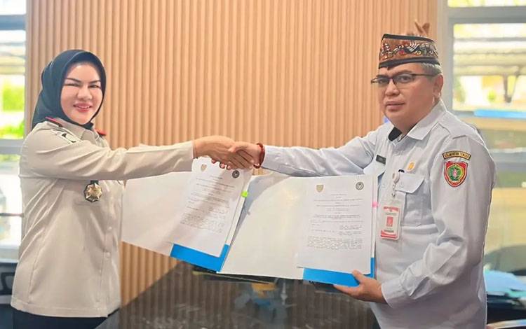 Kepala Lapas Perempuan Kelas II A Palangka Raya Hani Anggraeni saat menunjukan dokumen kerjasama dengan Disdukcapil Provinsi Kalteng (Foto : IST)