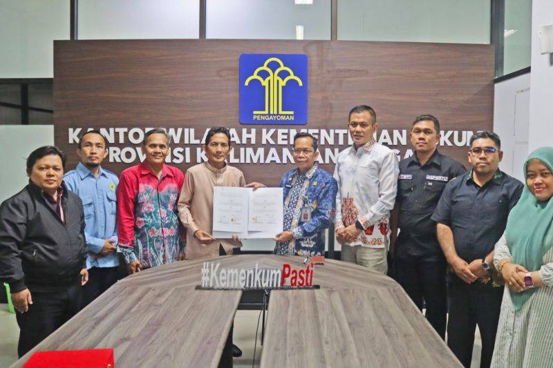 Kepala Kantor Wilayah Kementerian Hukum Kalimantan Tengah, Hajrianor (lima kanan) dan Dekan Fakultas Syariah UIN Palangka Raya, Syarifuddin (empat kiri), didampingi para pejabat, dosen, dan perwakilan mahasiswa usai penandatanganan Perjanjian Kerja Sama (PKS) di Aula Kapuas Kanwil Kemenkum Kalteng, Palangka Raya, Kamis (9/7/2026). ANTARA/Kanwil Kemenkum Kalteng