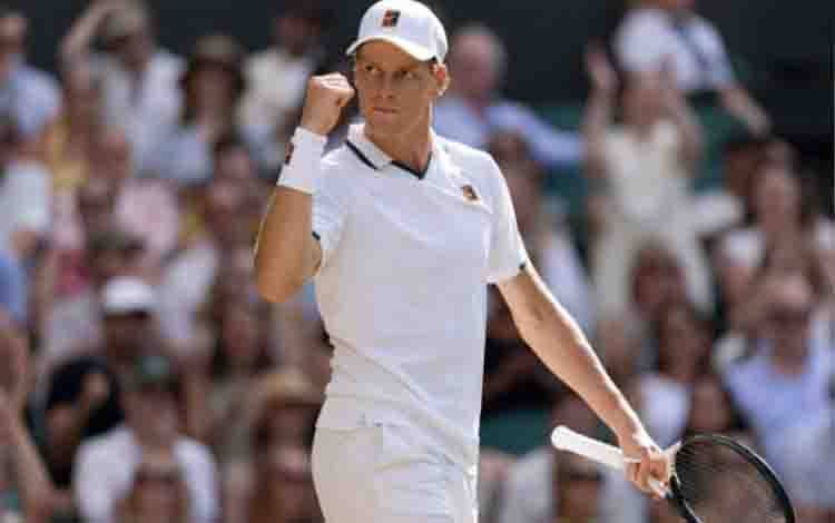 Petenis Italia Jannik Sinner bereaksi dalam pertandingan babak semifinal Wimbledon melawan petenis Serbia Novan Djokovic di All England Club, London, Inggris, Jumat (10/7/2026). Wimbledon