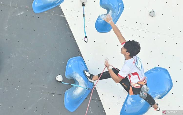 Arsip foto - Atlet panjat tebing Indonesia Putra Tri Ramadani berupaya memanjat mencapai puncak pada semifinal kategori lead putra seri ketiga IFSC Climbing World Cup 2025 di Pulau Peninsula, Nusa Dua, Badung, Bali, Minggu (4/5/2025). ANTARA FOTO/Fikri Yusuf/tom.