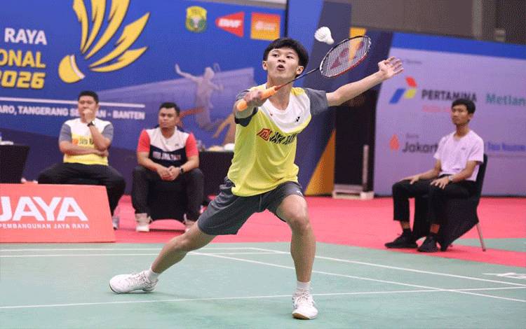 Tunggal putra Indonesia Alvin Jefferson Kusuma saat menghadapi Muhamad Derajat Maulana pada semifinal nomor U-17 Yonex-Sunrise Jaya Raya Junior International Grand Prix 2026 di GOR PB Jaya Raya, Tangerang Selatan, Sabtu (11/7/2026). Alvin Jefferson menang dua gim langsung 21-14, 21-16. (ANTARA/HO-PBSI)