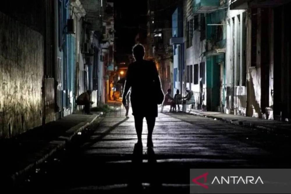Warga menghabiskan waktu di luar ruangan dengan minimnya sumber cahaya di tengah pemadaman listrik parah yang terus melanda Havana, Kuba, pada 2 Juli 2026. ANTARA/Angelo Mastrascusa - Anadolu Agency / pri.