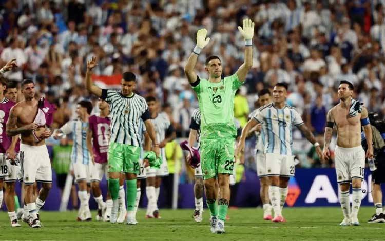 Penjaga gawang Argentina Emiliano Martinez dan rekan-rekan satu timnya merayakan keberhasilan timnya ke semifinal Piala Dunia 2026 setelah mengalahkan Swiss dalam perempatfinal di Kansas City Stadium, Kansas City, Amerika Serikat, pada 11 Juli 2026. (AFP/CHARLY TRIBALLEAU)