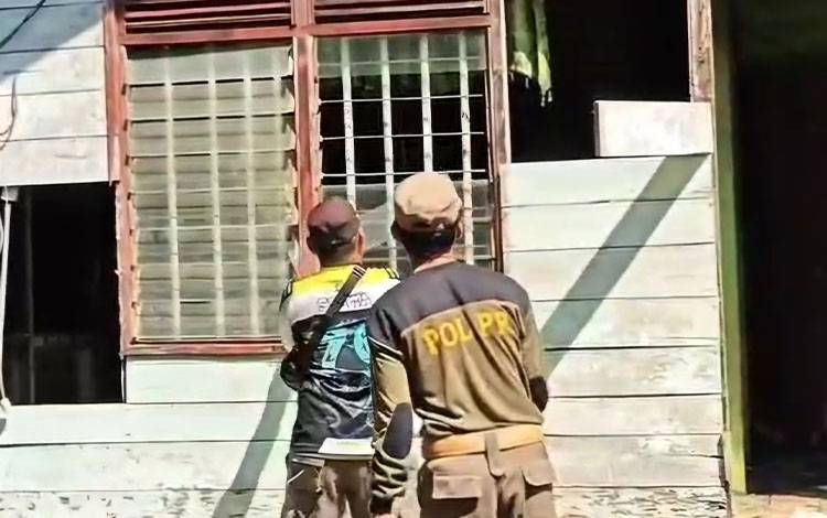 Pembongkaran rumah dinas guru SDN 3 Mentawa Baru Hulu. (FOTO: IST)
