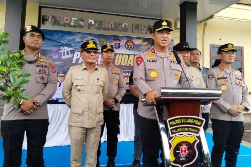 Kapolda Kalimantan Tengah Irjen Pol Iwan Kurniawan didampingi Gubernur Agustiar Sabran bersama Wakil Gubernur Edy Pratowo, dan Kapolres Pulang Pisau dalam di Mako Polres Pulang Pisau, Sabtu (11/7/2026). ANTARA/Dita Marsena