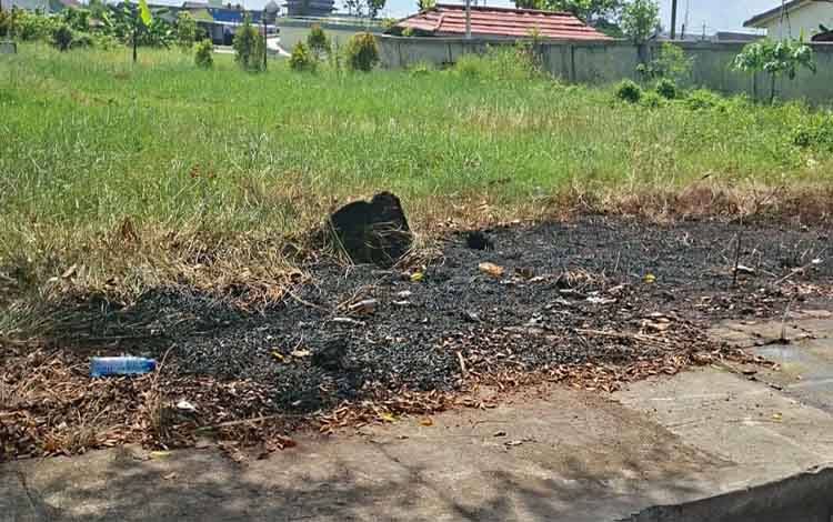 Semak belukar yang terbakar diduga akibat puntung rokok di Jalan Jend. Sudirman, Kuala Kapuas, Senin, 13 Juli 2026. (FOTO: TRC Kapuas)