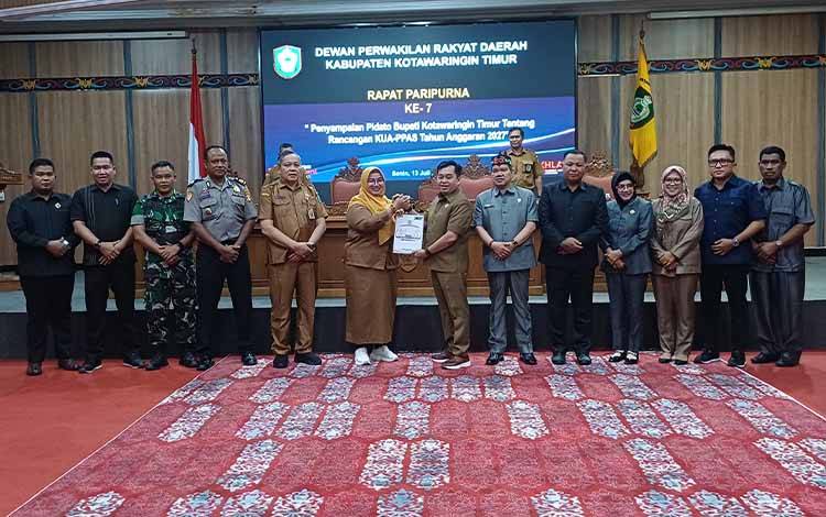 Wakil Bupati Kotawaringin Timur Irawati menyerahkan KUA-PPAS 2027 kepada Ketua DPRD Kotim Rimbun, Senin, 13 Juli 2026. (FOTO: DEWIP)