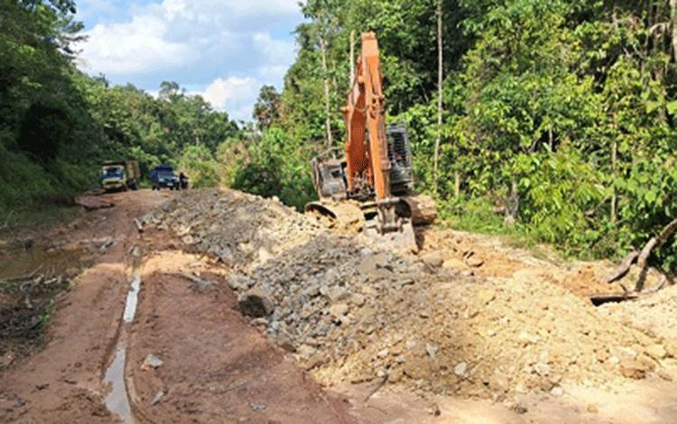 Perusahaan bantu perbaiki akses jalan untuk pembangunan jaringan listrik di Kecamatan Bukit Santuai. (FOTO: IST)