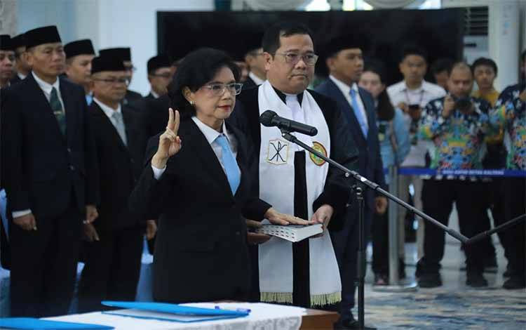 Sekretaris Daerah Provinsi Kalimantan Tengah Linae Victoria Aden saat prosesi pengambilan sumpah jabatan dan pelantikan di Istana Isen Mulang, Kamis, 16 Juli 2026. (FOTO:DISKOMINFOSANTIK KALTENG)