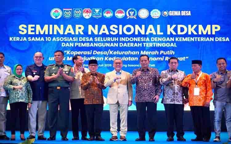 Menteri Koperasi (Menkop) Ferry Juliantono (keempat kanan), Menteri Koordinator Bidang Pangan Zulkifli Hasan (tengah), dan Menteri Desa dan Pembangunan Daerah Tertinggal Yandri Susanto (keenam kanan) menghadiri Forum Organisasi Desa Indonesia bersama 10 Asosiasi Desa, di Jakarta, Kamis (16/7/2026). ANTARA/HO-Kemenkop