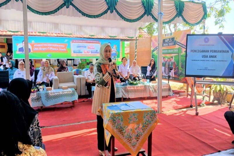 Ketua TP PKK Barito Utara Maya Savitri Shalahuddin memberikan materi terkait pencegahan pernikahan usia anak kepada sisa siswi baru yang mengikuti kegiatan MPLS di SMA Negeri 4 Muara Teweh, Rabu (15/7/2026). ANTARA/Dokumen Pribadi