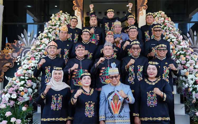 Ketua DPRD Palangka Raya Subandi bersama jajaran. (FOTO: MARINI)