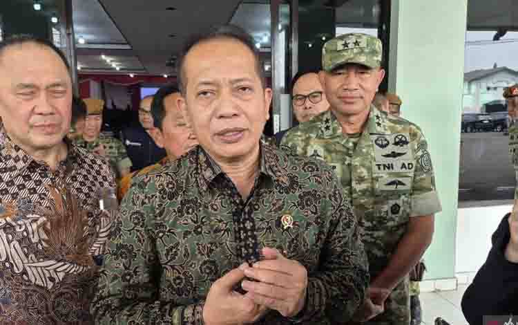 Menteri Koperasi (Menkop) Ferry Juliantono saat diwawancarai oleh para awak media di Pusdik Armed Cimahi, Jawa Barat, pada Jumat (17/7/2026). (ANTARA/Ilham Nugraha)