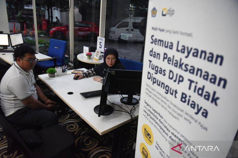 Ilustrasi - Petugas melayani wajib pajak untuk pengurusan layanan pajak saat Hari Pajak Nasional di Kantor Wilayah DJP Wajib Pajak Besar, Jakarta, Selasa (14/7/2026). Menteri Keuangan Purbaya Yudhi Sadewa melaporkan penerimaan pajak hingga semester I-2026 mencapai Rp1.035,7 triliun atau tumbuh 24,6 persen dibandingkan periode yang sama tahun lalu, dimana realisasi tersebut setara 43,9 persen dari target APBN 2026 dan menjadi pembalikan dari tren kontraksi yang sempat terjadi pada periode sebelum