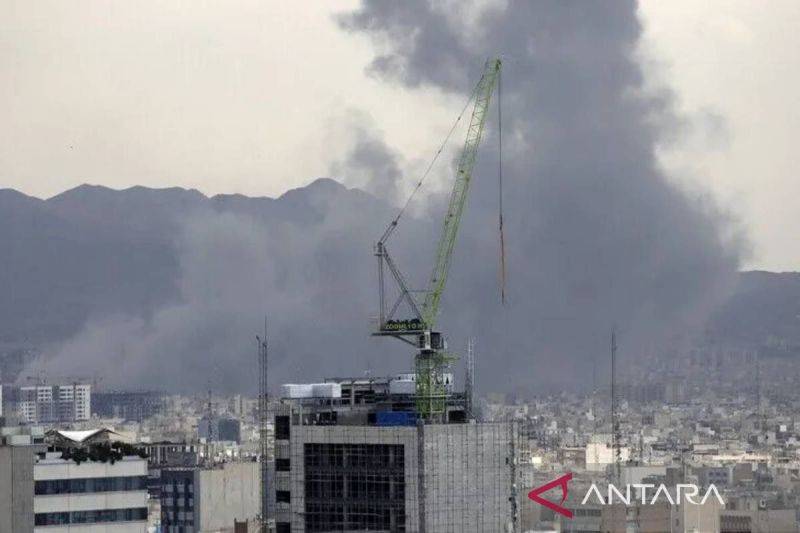 Arsip foto - Asap membubung dari lokasi kejadian setelah serangkaian ledakan dahsyat terjadi di beberapa titik di ibu kota Iran, Teheran, pada 2 Maret 2026. Di tengah berlanjutnya aksi saling serang antara Iran, Israel, dan Amerika Serikat, suara ledakan baru terdengar di wilayah timur dan selatan kota, disertai kepulan asap yang membubung ke langit setelah ledakan tersebut. ANTARA/Fatemeh Bahram - Anadolu Agency / pri.