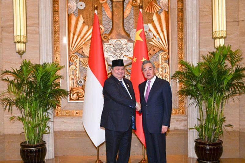 Menteri Koordinator bidang Perekonomian Airlangga Hartarto bertemu dengan Menteri Luar Negeri China Wang Yi di Shanghai pada Sabtu (18/7/2026) (ANTARA/HO-Kementerian Luar Negeri China)