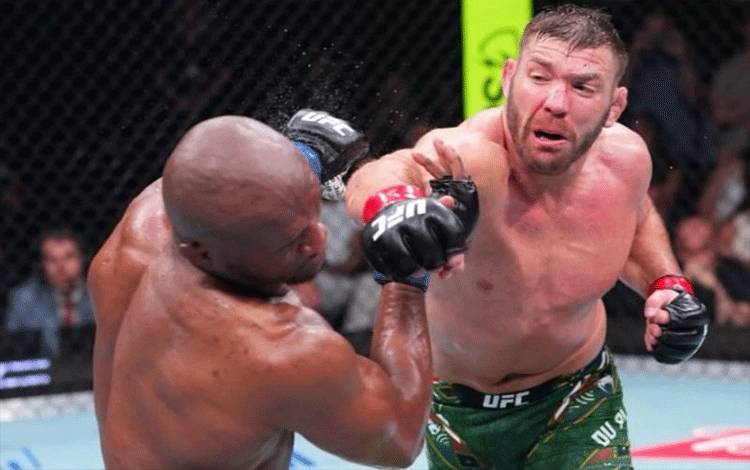 Foto petarung MMA Dricus du Plessis (kanan) menyerang Kamaru Usman (kiri) dalam pertarungan kelas menengah Ultimate Fighting Championship (UFC) Oklahoma City yang dipublikasikan di media sosial yang dipantau di Jakarta, Minggu (19/7/2026). (Akun Instagram resmi UFC @ufc)