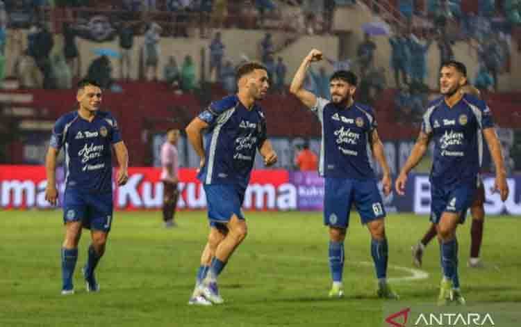 Para pemain PSIM Yogyakarta melakukan selebrasi seusai tercipta gol ke gawang Persik Kediri pada laga BRI Super League di Stadion Sultan Agung, Bantul, D.I Yogyakarta, Jumat (31/10/2025). PSIM Yogyakarta menang atas Persik Kediri dengan skor 2-1. (ANTARA FOTO/Andreas Fitri Atmoko/YU)