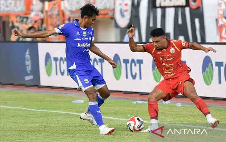 Pesepak bola Persija Jakarta Alaaeddine Ajaraie (kanan) berebut bola dengan pemain Persib Bandung Kakang Rudianto (kiri) saat pertandingan BRI Super League di Stadion Segiri, Samarinda, Kalimantan Timur, Minggu (10/5/2026). Persib Bandung menang atas Persija Jakarta dengan skor akhir 2-1. ANTARA FOTO/Angga Palguna/agr