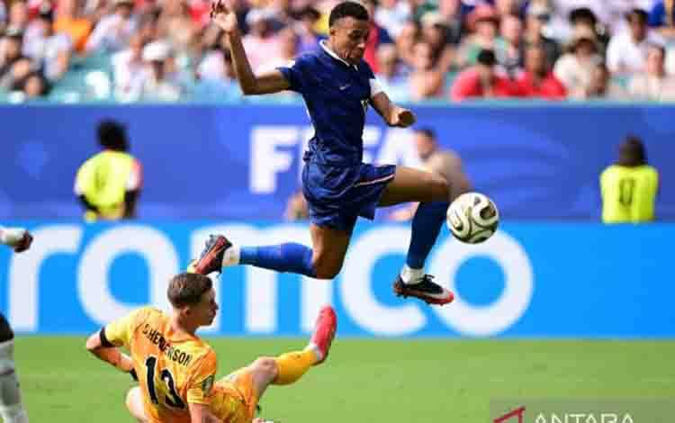 Pesepak bola Prancis Kylian Mbappe (kanan) berusaha melewati penjaga gawang Inggris Dean Henderson dalam pertandingan perebutan tempat ketiga Piala Dunia FIFA 2026 di Miami Stadium, Amerika Serikat, Sabtu (18/7/2026). Inggris raih peringkat ketiga Piala Dunia 2026 setelah mengalahkan Prancis dengan skor. 6-4. ANTARA FOTO/Xinhua/Chen Yichen/hma