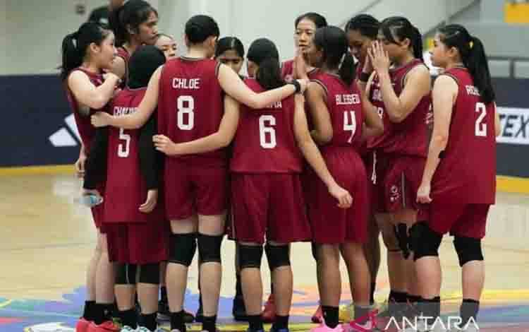 Arsip foto - Para pemain timnas bola basket U18 putri Indonesia berkumpul di lapangan dalam salah satu pertandingan yang diselenggarakan FIBA. ANTARA/HO-DPP Perbasi/pri.