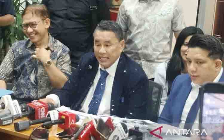 Kuasa hukum eks Jaksa Agung Muda Bidang Tindak Pidana Khusus (Jampidsus) Febrie Adriansyah (FA), Hotman Paris Hutapea (tengah), memberikan keterangan pers dalam konferensi pers di Gedung Jampidsus Kejagung, Jakarta, Jumat (18/7/2026). ANTARA/Nadia Putri Rahmani/aa.