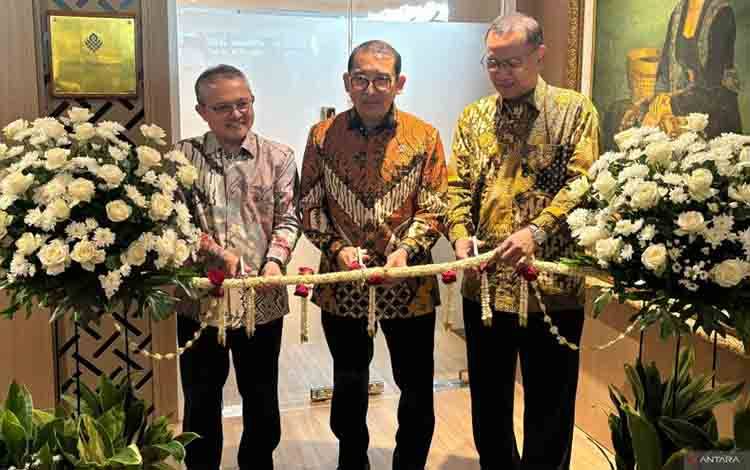 Menteri Kebudayaan Fadli Zon (tengah) saat meresmikan perpustakaan Ranggawarsita di gedung Kementerian Kebudayaan, Jakarta (20/7/2026). ANTARA/Sinta