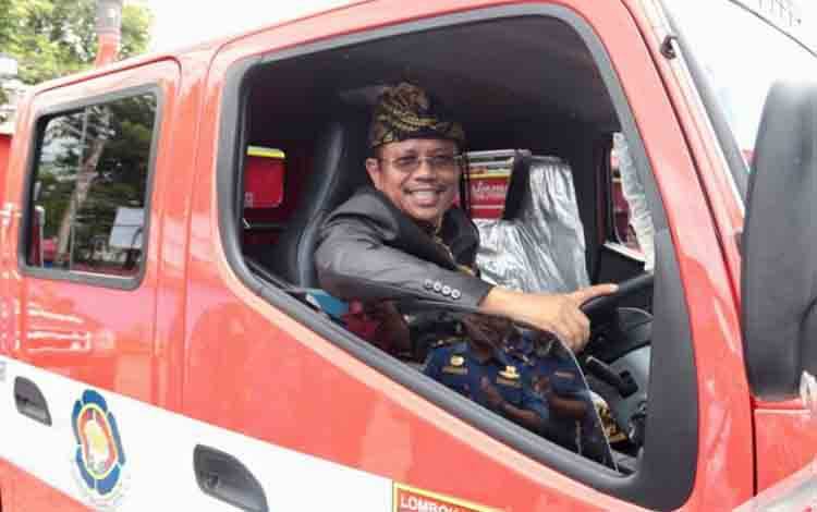 Bupati Lombok Barat Lalu Ahmad Zaini mengendarai mobil pemadam kebakaran baru di Lombok Barat, Nusa Tenggara Barat, Rabu (17/12/2025). ANTARA/HO-Diskominfotik Lombok Barat