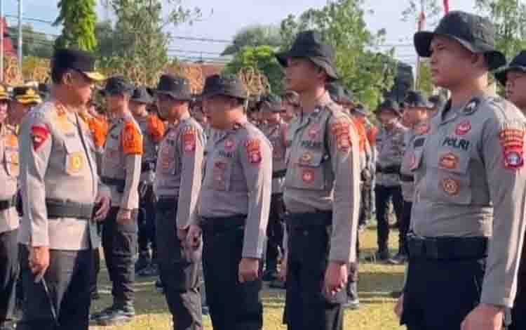 Kapolda Kalteng Irjen Pol Iwan Kurniawan saat mengecek pasukan apel. (FOTO: PATHUR)