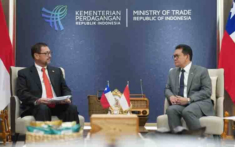Menteri Perdagangan RI Budi Santoso (kanan) dan Menteri Luar Negeri Cili Jot? Francisco Q?rez Mackenna (kiri) melakukan pertemuan di kantor Kementerian Perdagangan, Jakarta, Senin (20/7/2026). ANTARA/HO-Kemendag