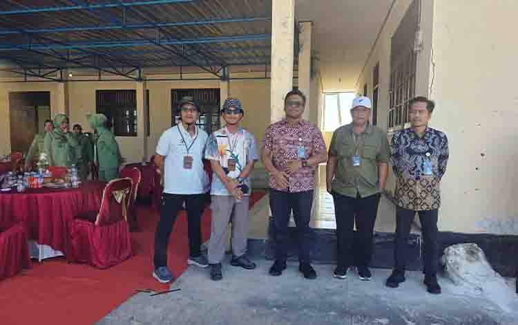 Pelaksanaan kegiatan Penen Raya Serentak di Desa Lempuyang, Kecamatan Teluk Sampit, Kabupaten Kotawaringin Timur yang juga dihadiri Pemimpin Wilayah Perum BULOG Kanwil Kalimantan Tengah, Erwin Budiana. (FOTO: Istimewa)
