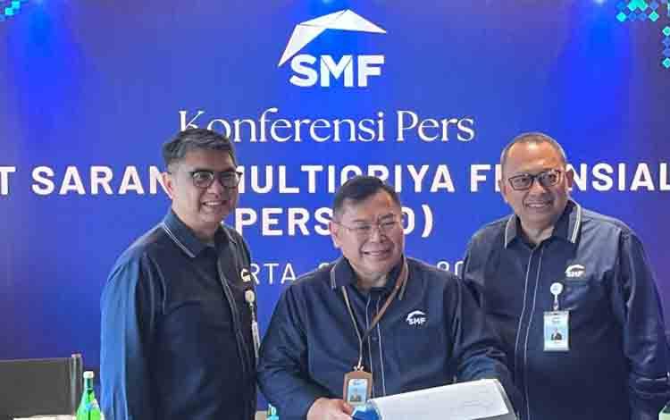 Direktur Utama PT Sarana Multigriya Finansial (Persero) atau SMF Ananta Wiyogo (tengah) menghadiri Konferensi Pers Kinerja Semester 1 2026 PT SMF (Persero) di Jakarta, Rabu (22/7/2026). ANTARA/ Muhammad Baqir Idrus Alatas