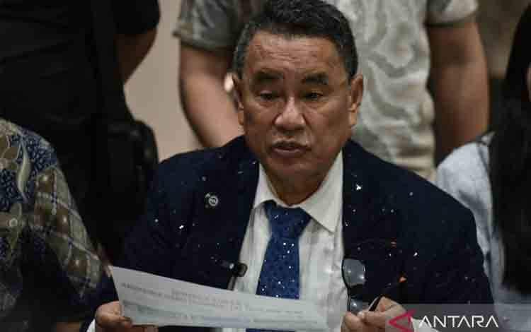 Kuasa hukum tersangka kasus dugaan korupsi eks Jaksa Agung Muda Bidang Tindak Pidana Khusus (Jampidsus) Febrie Adriansyah, Hotman Paris Hutapea (tengah), menyampaikan keterangan kepada wartawan di Gedung Jampidsus Kejaksaan Agung, Jakarta, Jumat (17/7/2026). Menurut Hotman Paris Hutapea kliennya Febri Adriansyah tidak ditahan usai diperiksa Kejagung sekitar 10 jam dan statusnya sebagai tersangka kasus dugaan TPPU dalam proses penanganan hukum oleh penyelenggara negara pada perkara PT Asabri peri