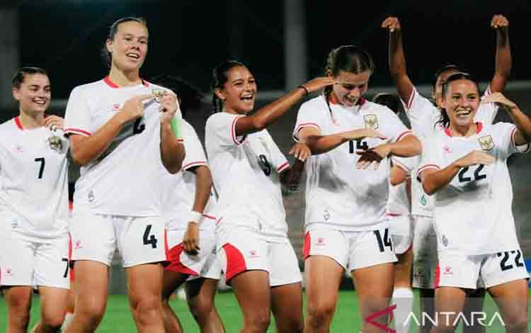 Para pemain timnas putri Indonesia berselebrasi setelah menang di final AFF Women's Cup 2026 melawan Laos di Kuala Lumpur Football Stadium, Malaysia, Rabu (22/7/2026). Indonesia kembali menjadi juara pada turnamen ini setelah menang dengan skor telak 5-0. ANTARA/HO-PSSI/pri.